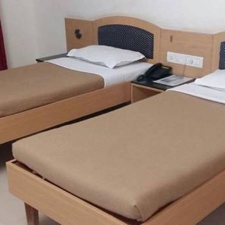 Hotel Sheetal Palace Пюн Екстериор снимка