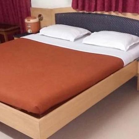 Hotel Sheetal Palace Пюн Екстериор снимка