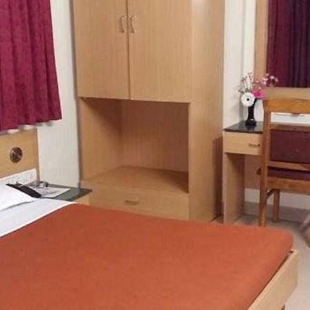 Hotel Sheetal Palace Пюн Екстериор снимка